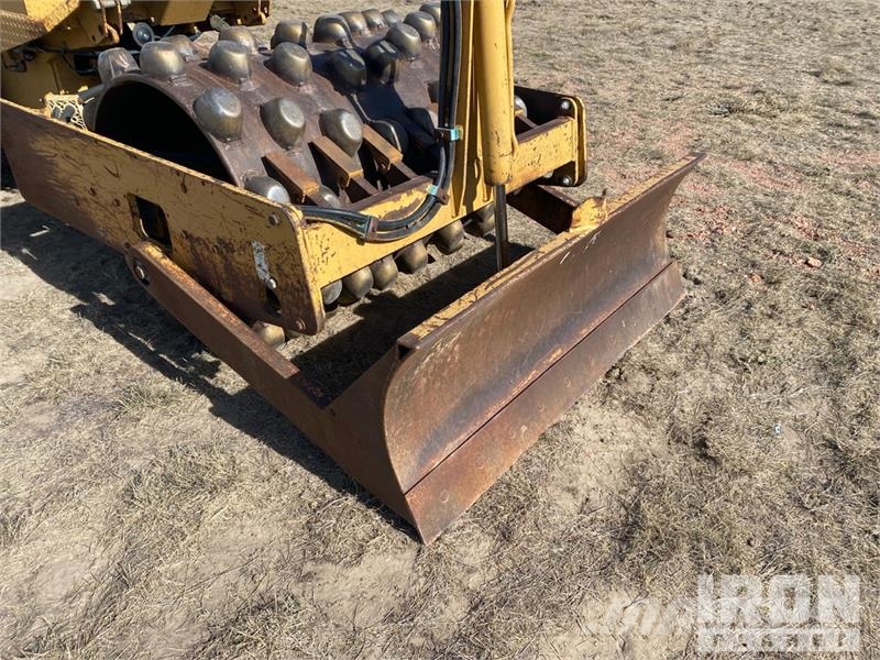 CAT CP-323C Padfoot Drum Compactor Egydobos hengerek