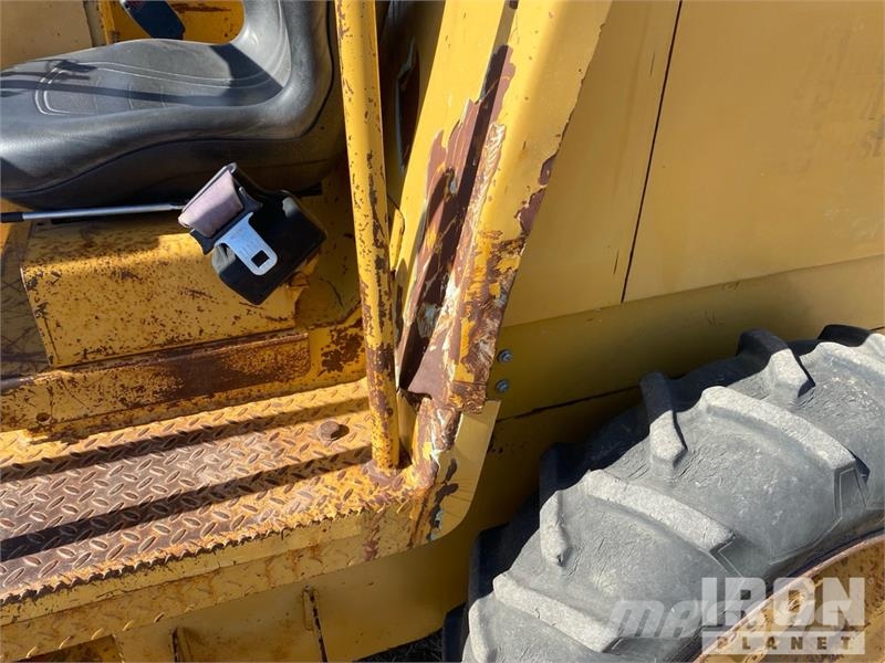 CAT CP-323C Padfoot Drum Compactor Egydobos hengerek