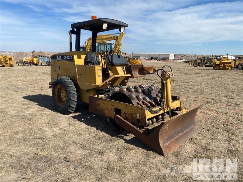 CAT CP-323C Padfoot Drum Compactor Egydobos hengerek