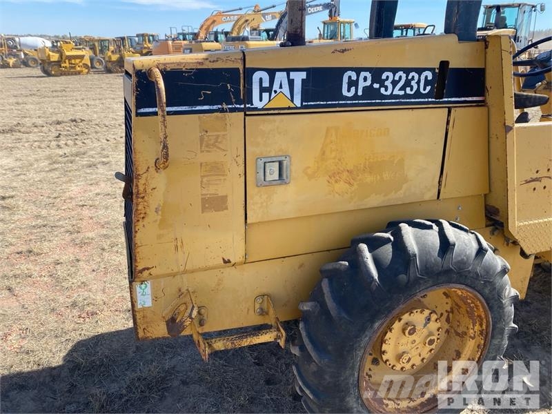 CAT CP-323C Padfoot Drum Compactor Egydobos hengerek