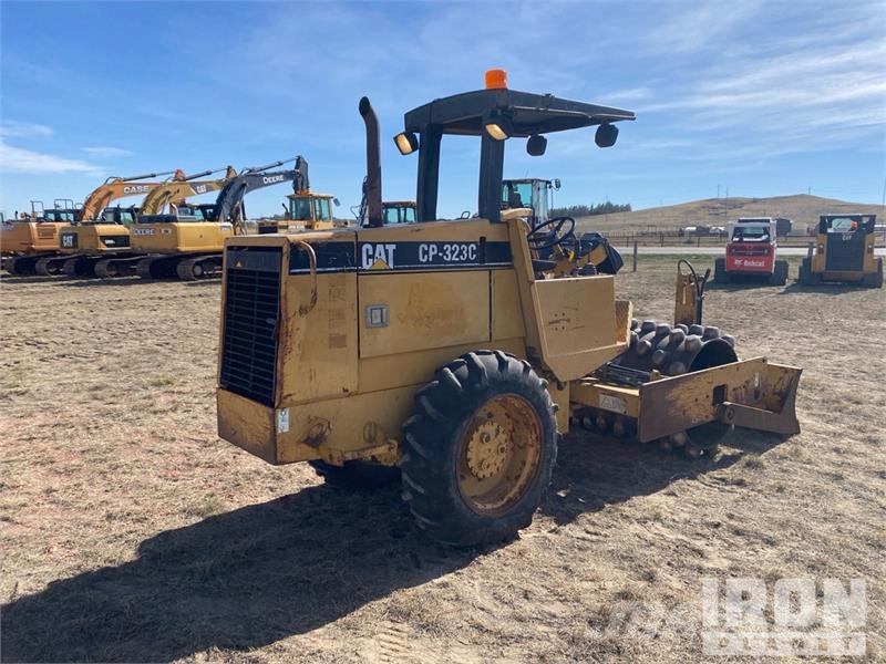 CAT CP-323C Padfoot Drum Compactor Egydobos hengerek