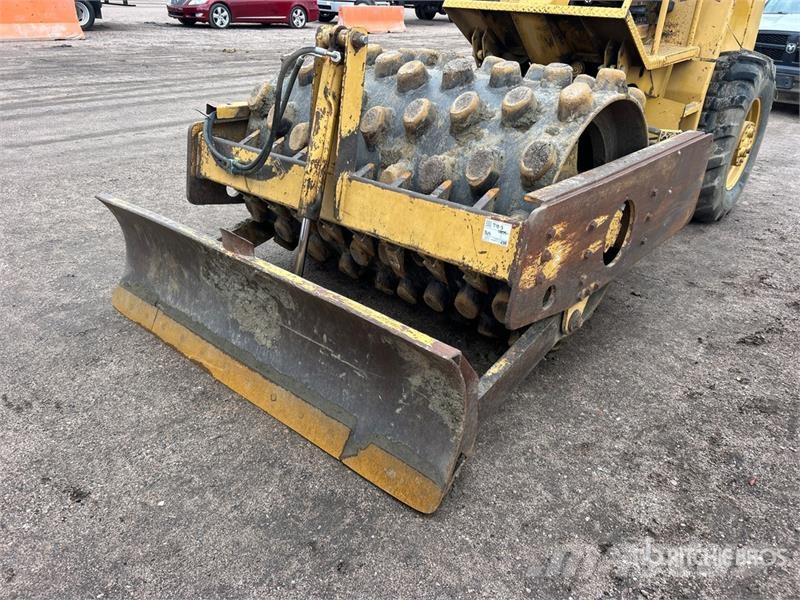 CAT CP-433C Padfoot Drum Compactor Vieno būgno volai