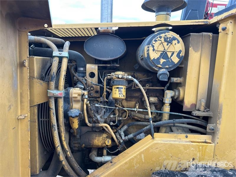 CAT CP-433C Padfoot Drum Compactor Vieno būgno volai