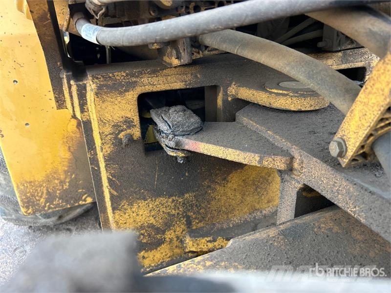 CAT CP-433C Padfoot Drum Compactor Vieno būgno volai