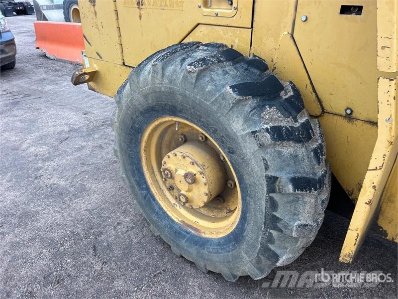 CAT CP-433C Padfoot Drum Compactor Vieno būgno volai