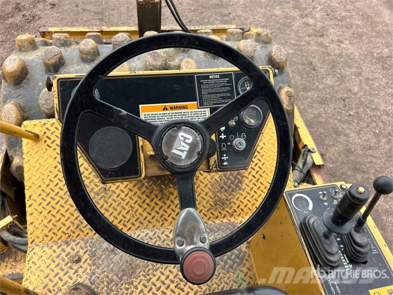 CAT CP-433C Padfoot Drum Compactor Vieno būgno volai