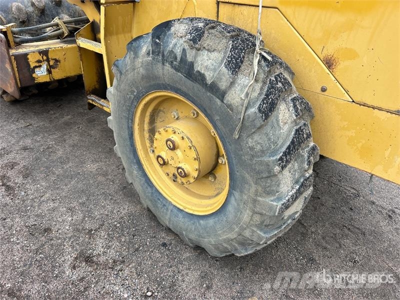CAT CP-433C Padfoot Drum Compactor Vieno būgno volai