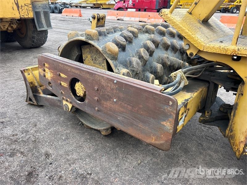 CAT CP-433C Padfoot Drum Compactor Vieno būgno volai