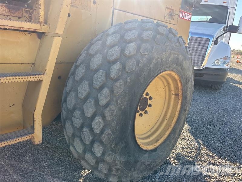 CAT CP-563C Padfoot Drum Compactor Enojni valjarji