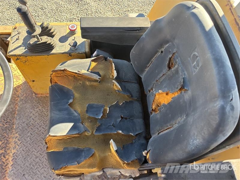 CAT CP-563C Padfoot Drum Compactor Enojni valjarji