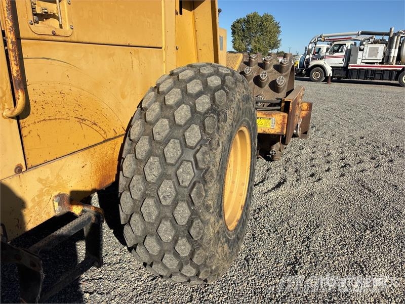 CAT CP-563C Padfoot Drum Compactor Enojni valjarji