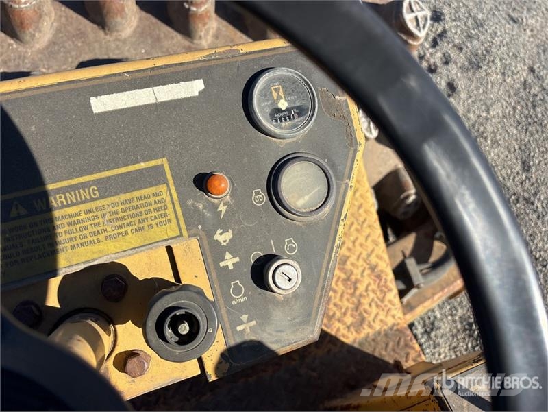 CAT CP-563C Padfoot Drum Compactor Enojni valjarji