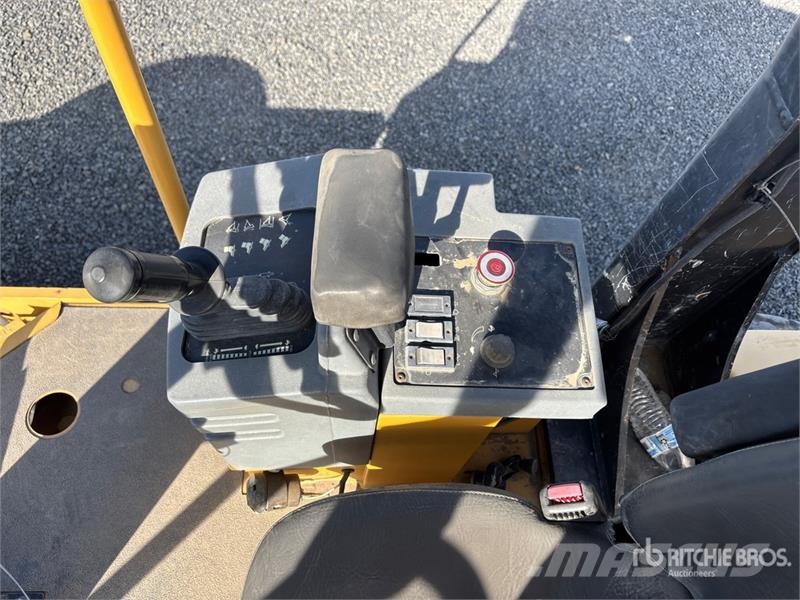 CAT CS-433E Smooth Drum Compactor Vienvalča grunts veltņi