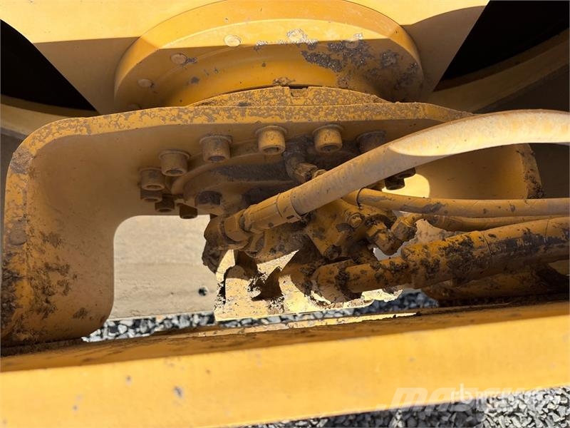 CAT CS-433E Smooth Drum Compactor Vienvalča grunts veltņi