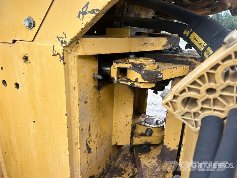 CAT CS563C Smooth Drum Compactor 单轮压路机