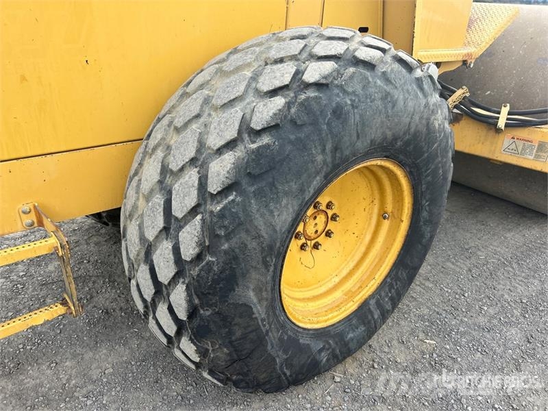 CAT CS563C Smooth Drum Compactor 单轮压路机