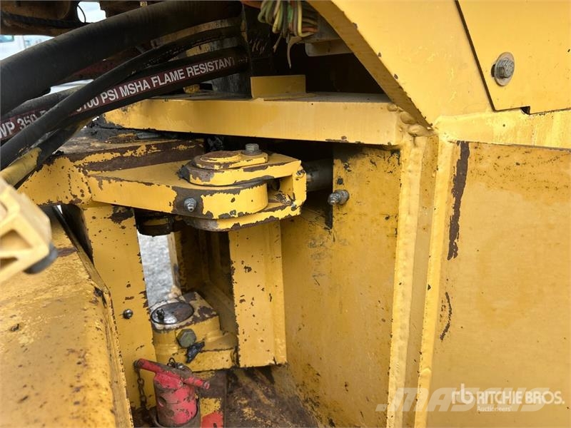 CAT CS563C Smooth Drum Compactor 单轮压路机