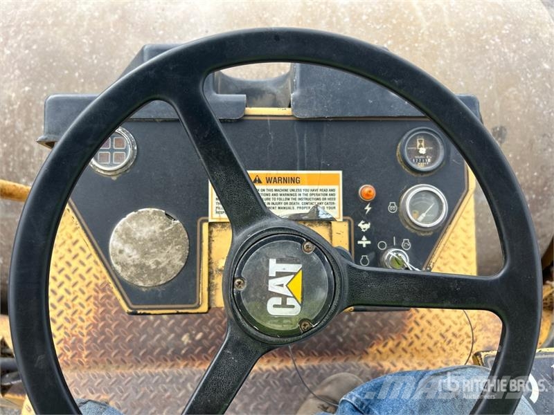 CAT CS563C Smooth Drum Compactor 单轮压路机