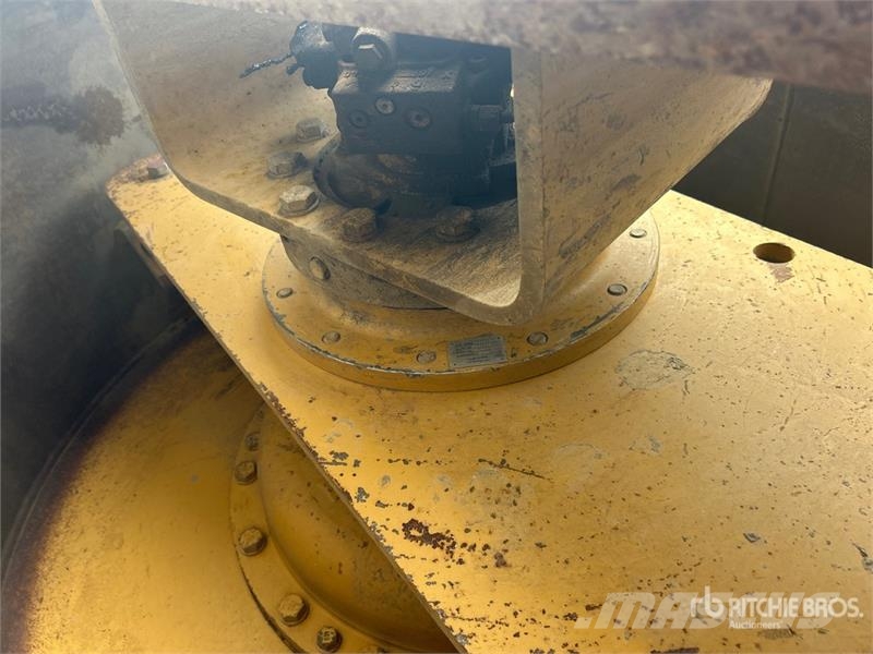 CAT CS563C Smooth Drum Compactor 单轮压路机