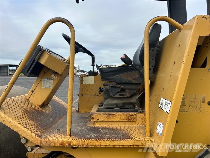 CAT CS563C Smooth Drum Compactor 单轮压路机