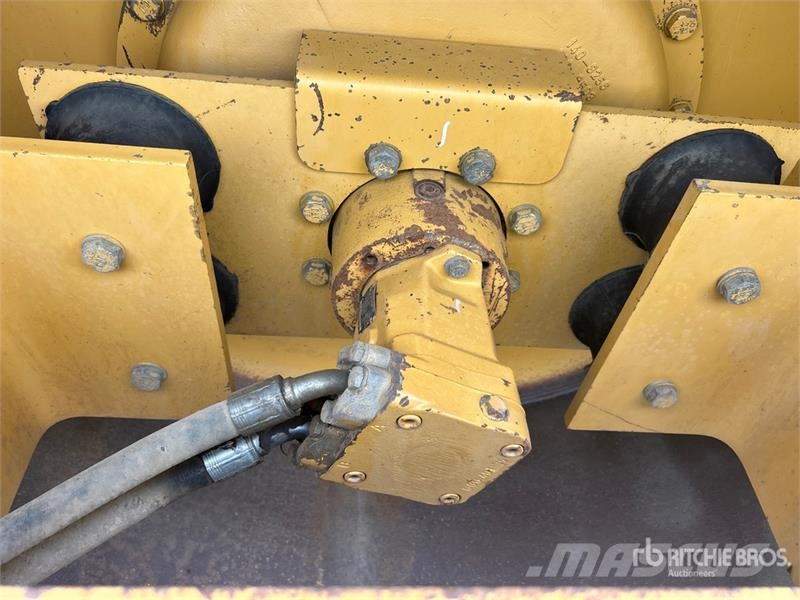CAT CS563C Smooth Drum Compactor 单轮压路机