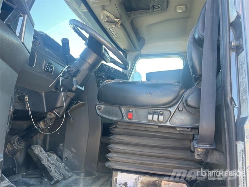 CAT CT660 6x4 Equipment Transport Truck Специальные грузовики