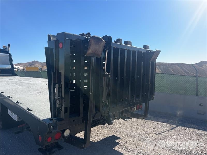 CAT CT660 6x4 Equipment Transport Truck Ostali kamioni