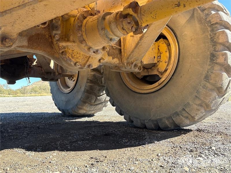 CAT D300E 鉸接式起吊車