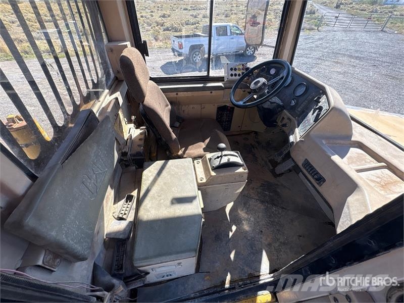 CAT D300E 鉸接式起吊車