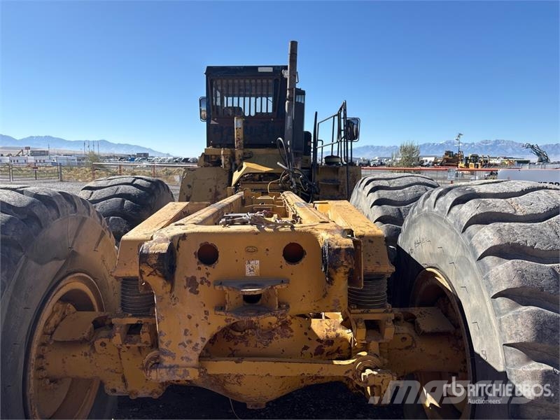 CAT D300E 鉸接式起吊車
