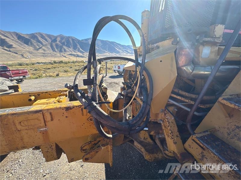 CAT D300E 鉸接式起吊車