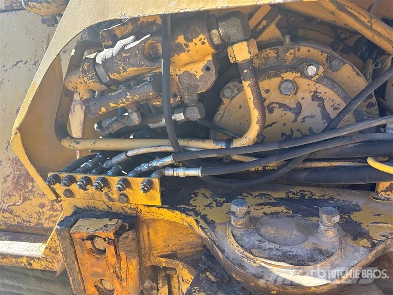 CAT D300E 鉸接式起吊車
