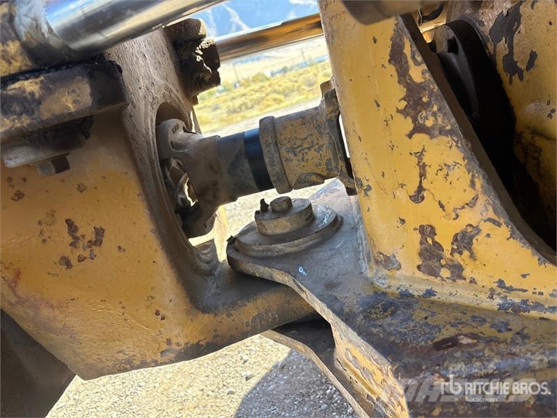 CAT D300E 鉸接式起吊車