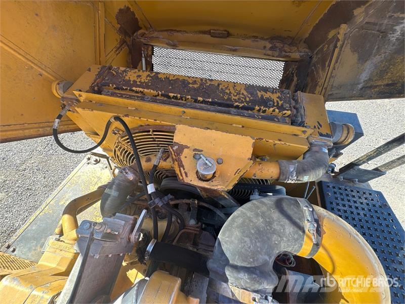 CAT D300E 鉸接式起吊車