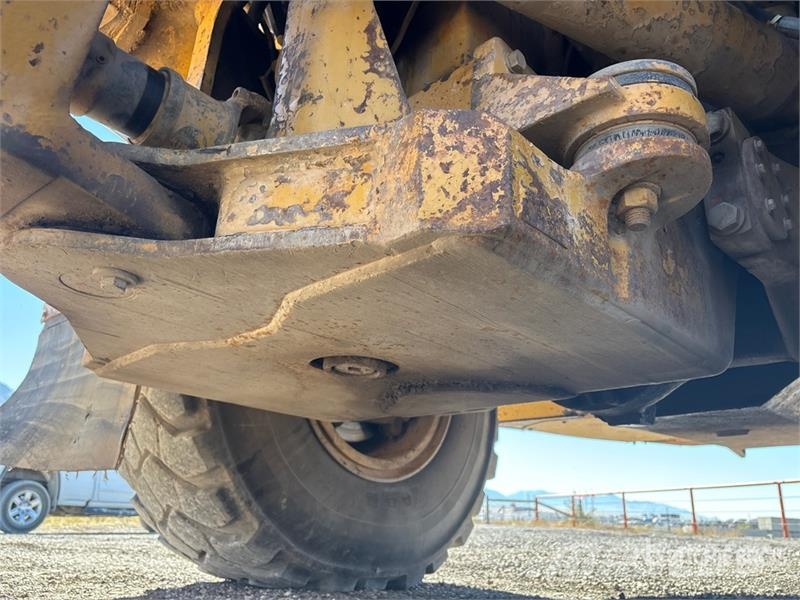 CAT D300E 鉸接式起吊車