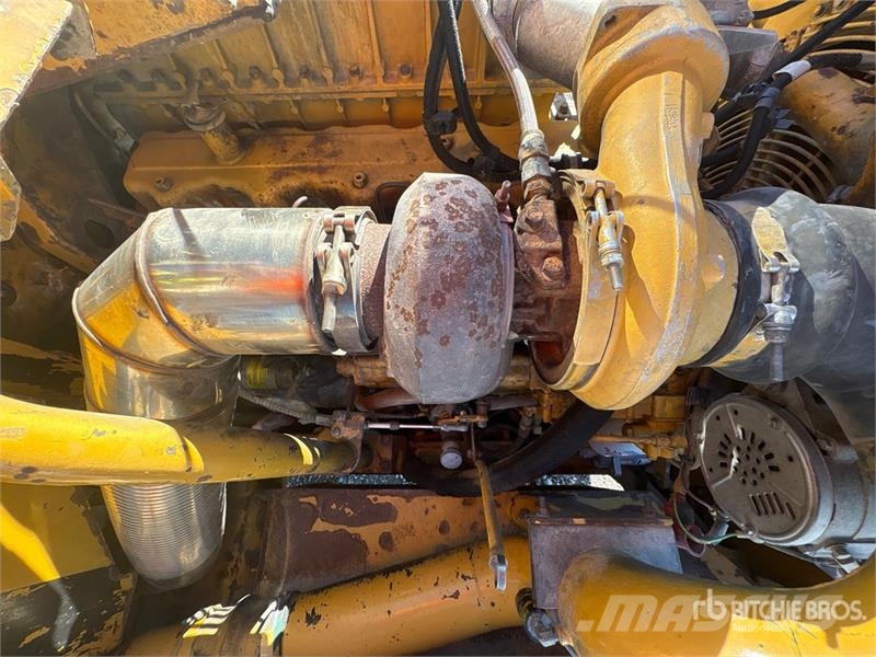 CAT D300E 鉸接式起吊車