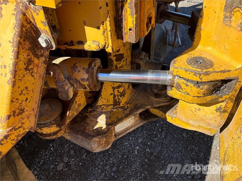 CAT D300E 鉸接式起吊車