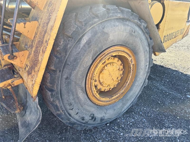 CAT D300E 鉸接式起吊車
