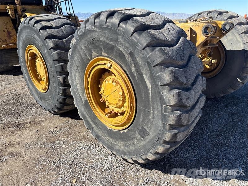 CAT D300E 鉸接式起吊車