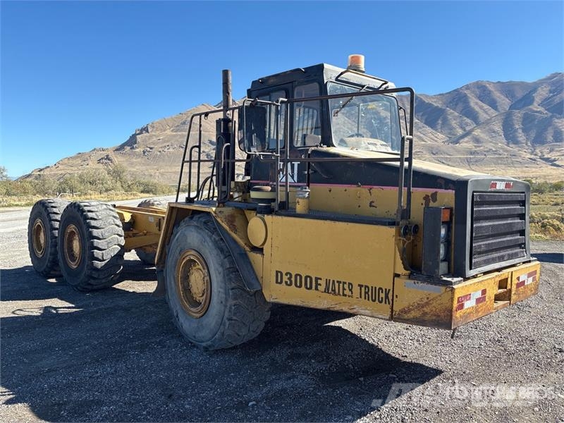 CAT D300E 鉸接式起吊車