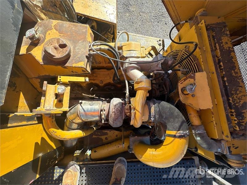 CAT D300E 鉸接式起吊車