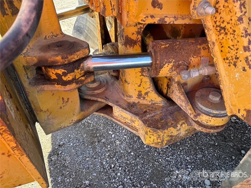CAT D300E 鉸接式起吊車