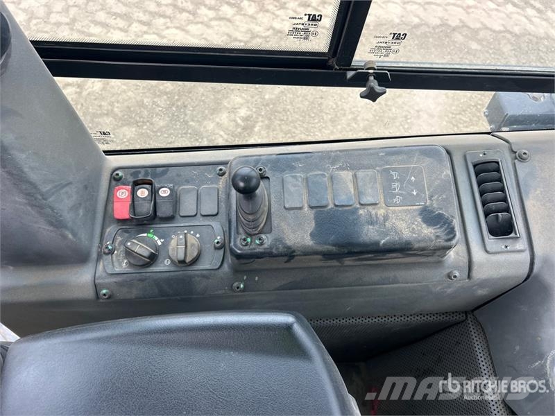 CAT D4 Buldožerji goseničarji