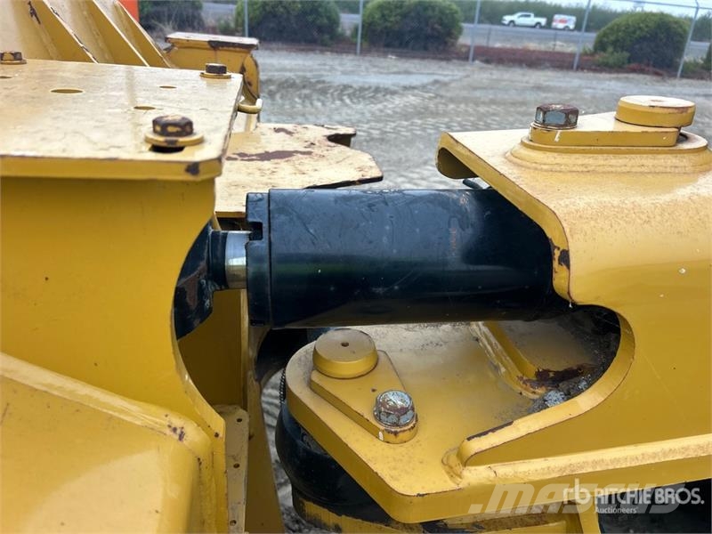 CAT D4 Buldožerji goseničarji