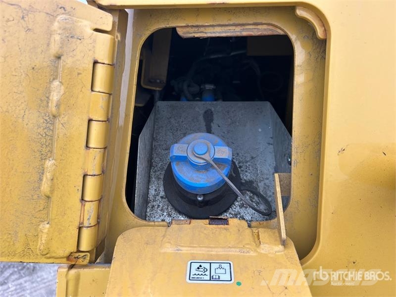 CAT D4 Buldožerji goseničarji