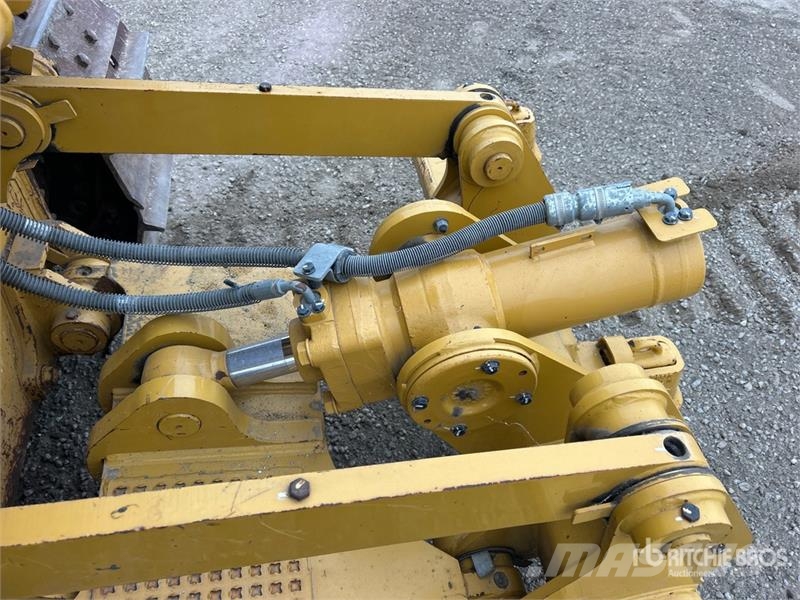 CAT D4 Buldožerji goseničarji