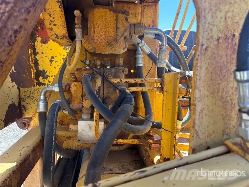 CAT D4E Pipelayer w/ Midwestern D4E Conversion Pokladače potrubí