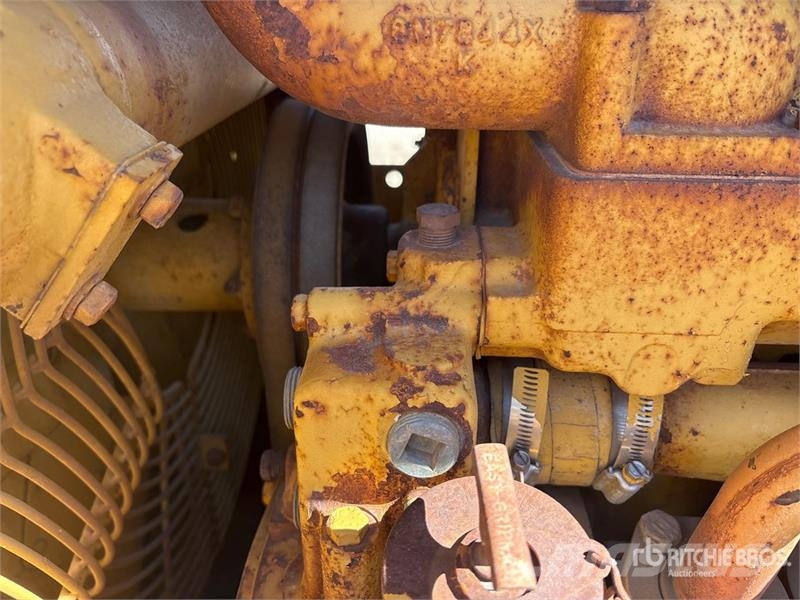 CAT D4E Pipelayer w/ Midwestern D4E Conversion Pokladače potrubí