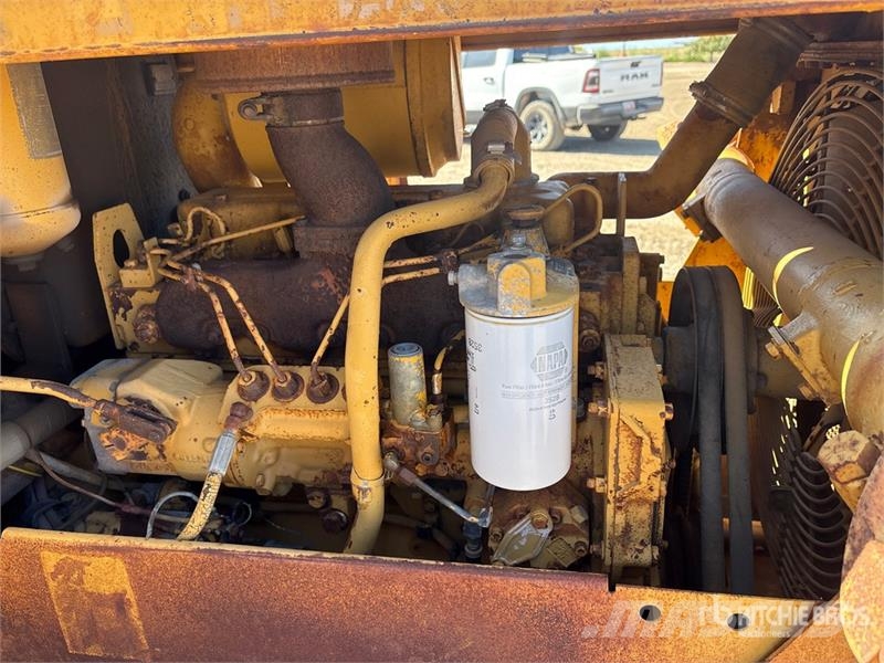CAT D4E Pipelayer w/ Midwestern D4E Conversion Pokladače potrubí