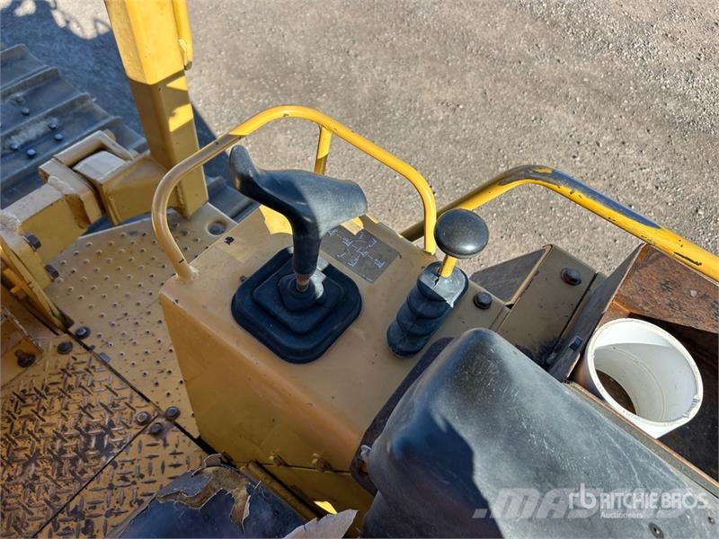 CAT D5C Series lll بلدوزرات مجنزرة